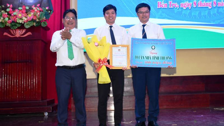 Công ty Xổ số kiến thiết tỉnh Bến Tre tặng 10 căn nhà tình thương cho hội viên nông dân.