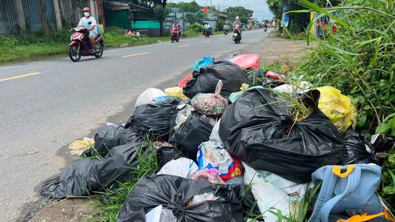 Rác được người dân mang ra đổ bên lề Quốc lộ 57C (đoạn qua xã An Bình Tây, huyện Ba Tri).