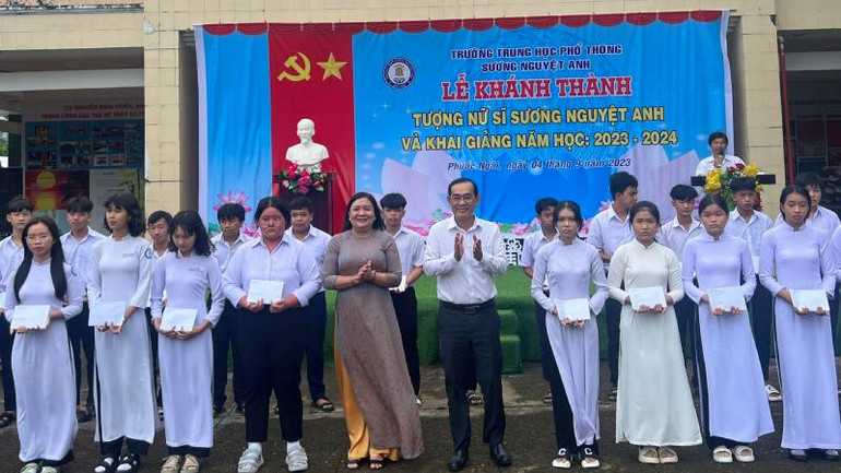 Trao học bổng cho học sinh nghèo, hiếu học nhân dịp khai giảng năm học mới. Trao học bổng cho học sinh nghèo, hiếu học nhân dịp khai giảng năm học mới.