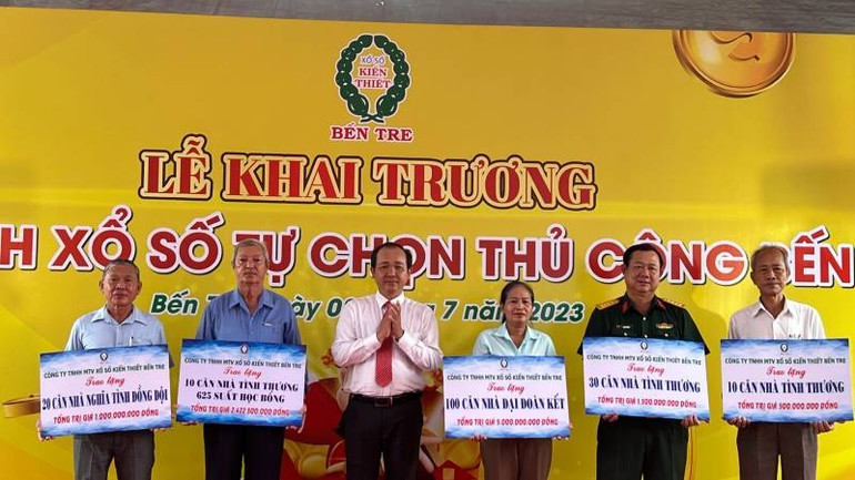 Trao bảng tượng trưng hỗ trợ thực hiện công tác an sinh xã hội năm 2023