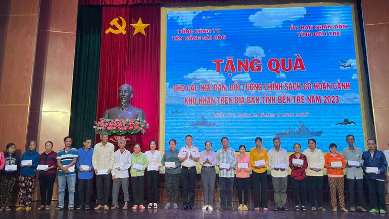 Tặng quà cho ngư dân có hoàn cảnh khó khăn.