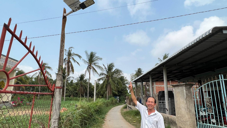Gia đình ông Trà Văn Trung rất tích cực hiến đất làm được, tặng bóng đèn thắp sáng.