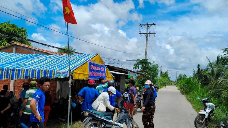Người dân tổ chức chặn xe chở rác vào bãi rác An Hiệp. Người dân tổ chức chặn xe chở rác vào bãi rác An Hiệp.