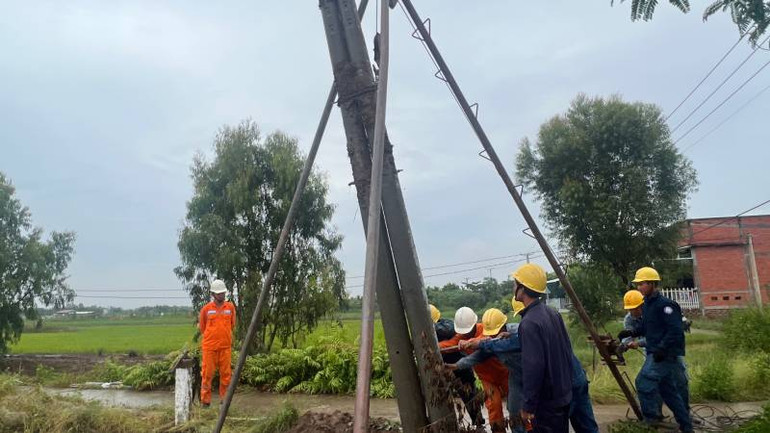 Kéo lưới điện về ấp An Hòa B, xã Mỹ An, huyện Thạnh Phú.