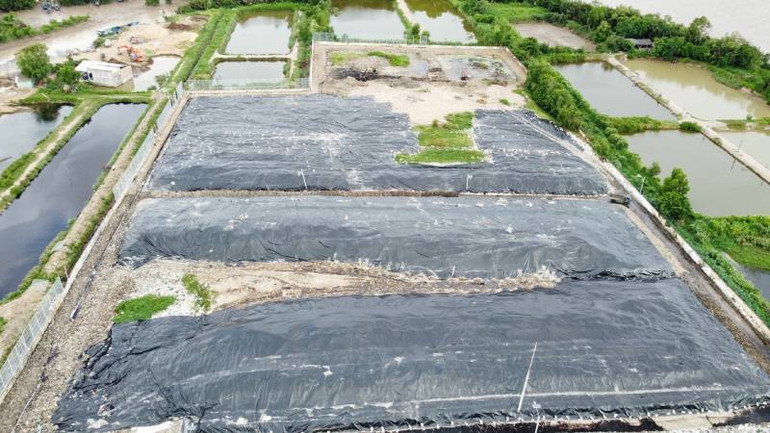 Bãi rác An Hiệp được phủ bạt để giảm ô nhiễm môi trường.