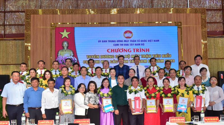Tuyên dương cán bộ Mặt trận tiêu biểu cụm thi đua các tỉnh Tây Nam Bộ năm 2023.