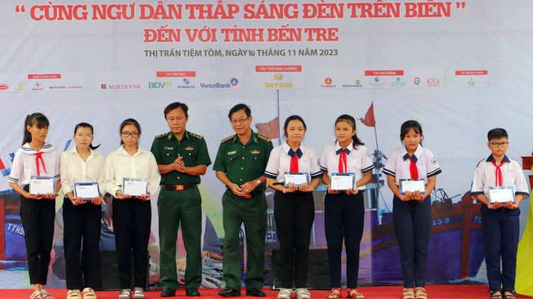 Trao tặng quà cho học sinh nghèo vượt khó, học giỏi.