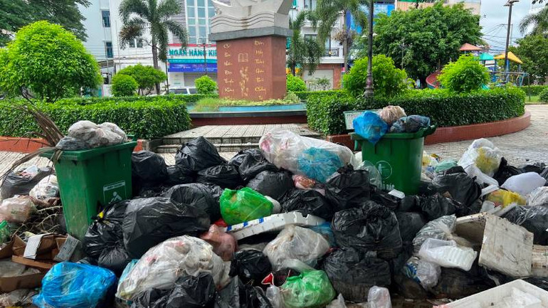 Công viên Nguyễn Đình Chiểu (thị trấn Ba Tri, huyện Ba Tri) trở thành nơi chứa rác dồn ứ nhiều ngày.