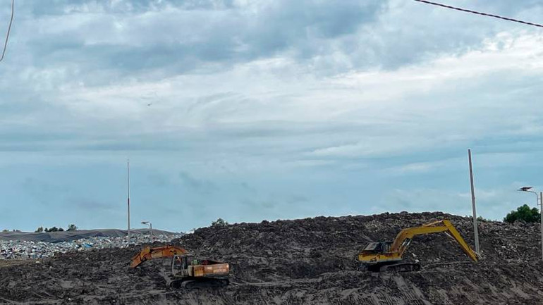 Ủy ban nhân dân tỉnh Bến Tre vừa công bố tình huống khẩn cấp ô nhiễm môi trường tại bãi rác An Hiệp và tập trung các giải pháp khắc phục tình trạng ô nhiễm tại đây.