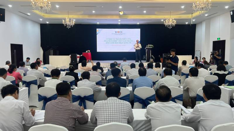 Đại biểu tham dự hội thảo phát triển chuỗi giá trị ngành dừa bền vững.