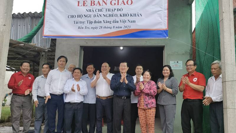 Đoàn công tác bàn giao nhà cho gia đình ông Phạm Văn Đảo. Đoàn công tác bàn giao nhà cho gia đình ông Phạm Văn Đảo.