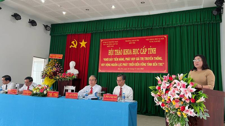 Phó Bí thư Thường trực Tỉnh ủy Bến Tre Hồ Thị Hoàng Yến phát biểu tại hội thảo Phó Bí thư Thường trực Tỉnh ủy Bến Tre Hồ Thị Hoàng Yến phát biểu tại hội thảo