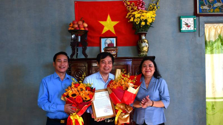 Quyền Bí thư Tỉnh ủy Bến Tre Hồ Thị Hoàng Yến trao thư cảm ơn lãnh đạo Ban Tuyên giáo Trung ương.