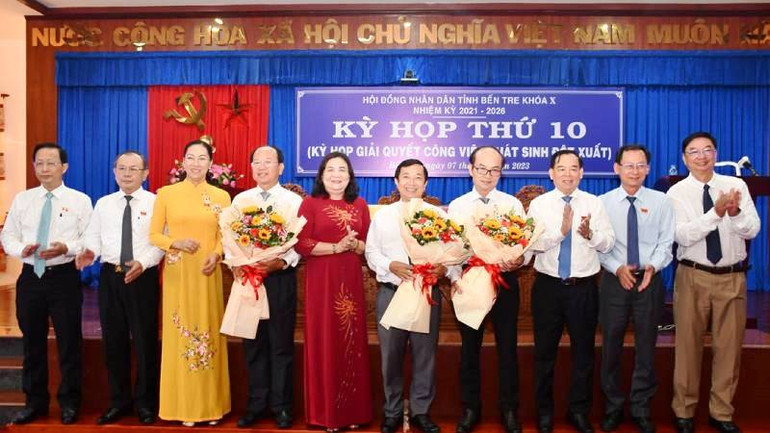 Đại biểu tham dự kỳ họp chúc mừng thành viên Ủy ban nhân dân tỉnh Bến Tre vừa được thông qua Nghị quyết bầu bổ sung.