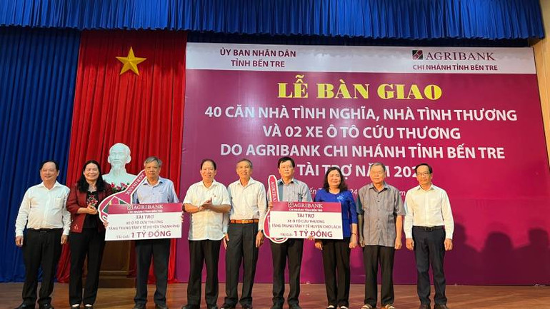 Lãnh đạo tỉnh Bến Tre cùng đơn vị tài trợ bàn giao 2 xe cứu thương cho Trung tâm Y tế huyện Chợ Lách và Thạnh Phú.