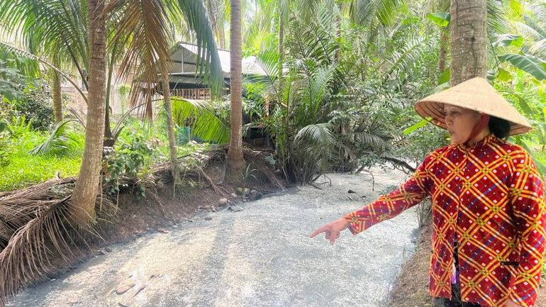 Gia đình bà Nguyễn Thị Kiệp không thể sử dụng nguồn nước trong sinh hoạt và chăn nuôi do ô nhiễm.