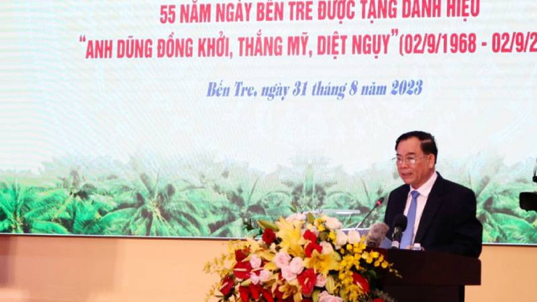 Chủ tịch Ủy ban Nhân dân tỉnh Bến Tre Trần Ngọc Tam đọc diễn văn tại buổi lễ.