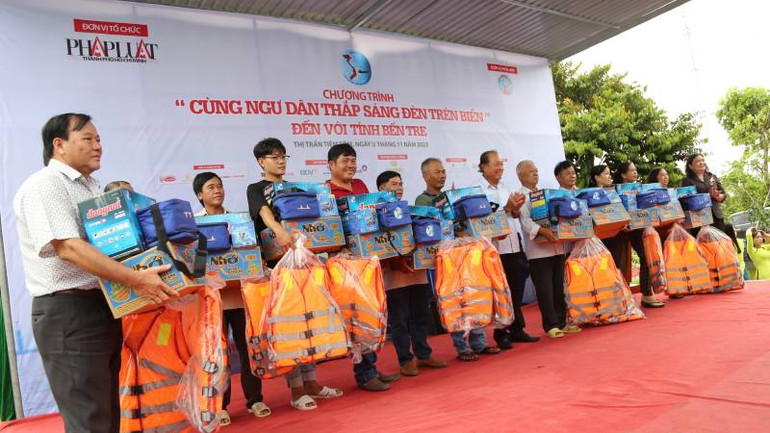 Tặng quà cho ngư dân trên địa bàn tỉnh Bến Tre.