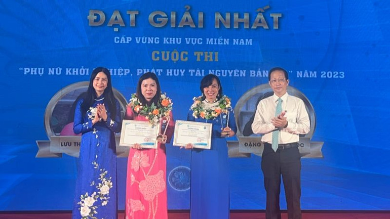 Ban tổ chức trao giải Nhất cho 2 Dự án khởi nghiệp tại cuộc thi Ban tổ chức trao giải Nhất cho 2 Dự án khởi nghiệp tại cuộc thi