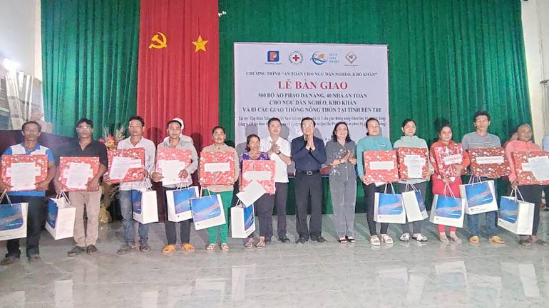 Đoàn công tác tặng quà cho các hộ dân nhận nhà mới. Đoàn công tác tặng quà cho các hộ dân nhận nhà mới.