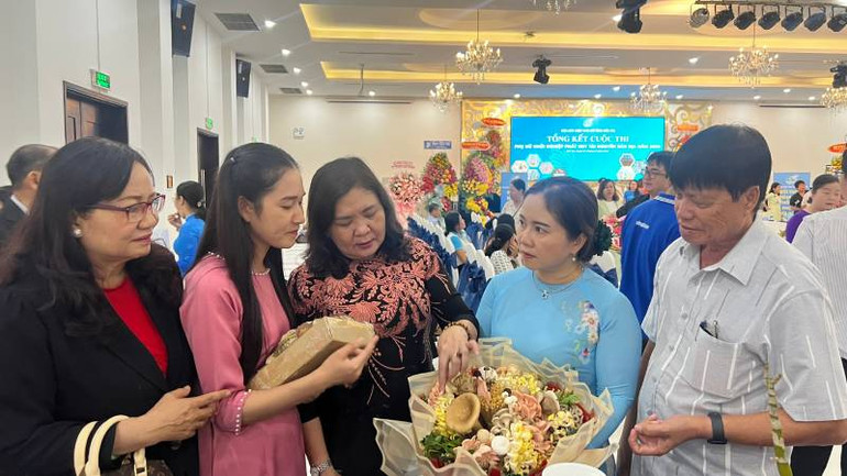 Lãnh đạo tỉnh Bến Tre tham quan dự án khởi nghiệp đoạt giải nhất từ mô hình trồng nấm. Lãnh đạo tỉnh Bến Tre tham quan dự án khởi nghiệp đoạt giải nhất từ mô hình trồng nấm.