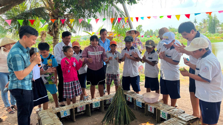 Trẻ em ấp An Bình rất thích khám phá các trò chơi dân gian tại các điểm du lịch cộng đồng.