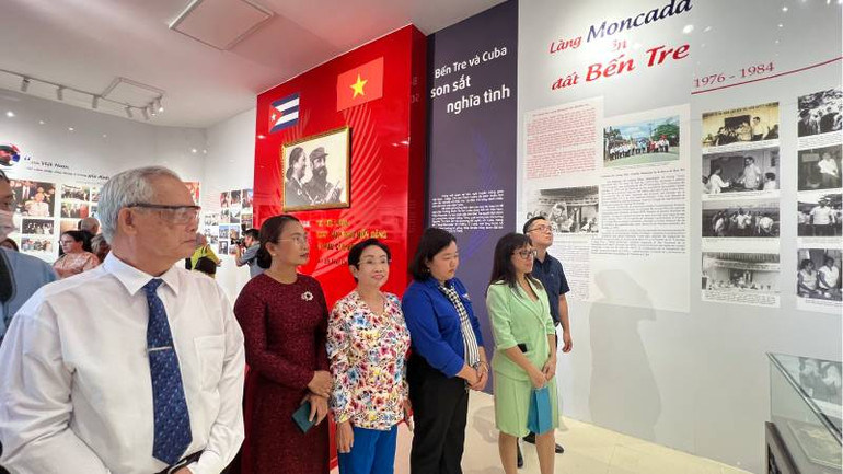 Đại biểu tham quan phòng trưng bày hiện vật, hình ảnh tại Nhà lưu niệm làng Moncada.