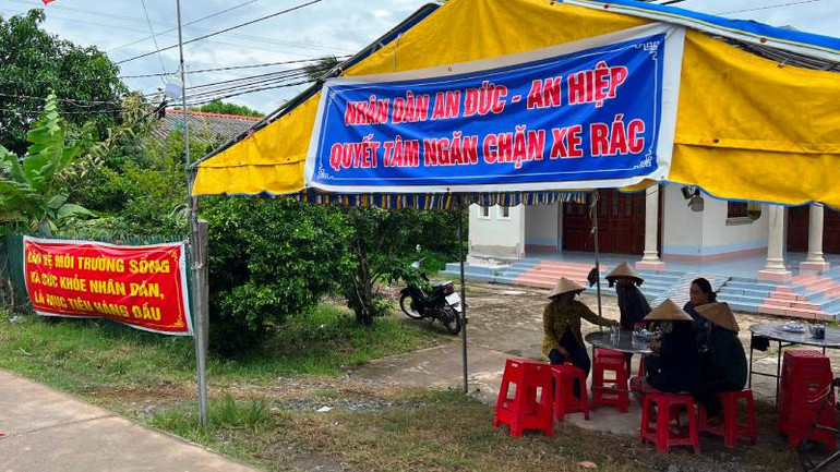 Từ ngày 15/7 đến nay người dân chặn xe vào bãi rác An Hiệp vì cho rằng gây ô nhiễm môi trường.