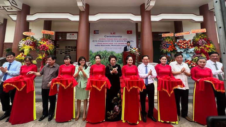 Đại biểu thực hiện nghi thức cắt băng khánh thành Nhà lưu niệm làng Moncada