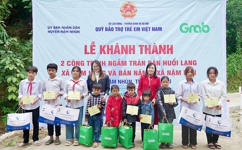 Trao quà tặng các em trong vùng dự án. (Ảnh: NFVC)