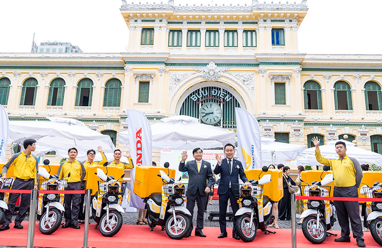 Ông Nguyễn Hải Thanh - thành viên Hội đồng Thành viên, Tổng công ty Bưu điện Việt Nam và ông Koji Sugita - Tổng Giám đốc Công ty Honda Việt Nam thực hiện nghi thức bàn giao xe. (Ảnh: VNPost)