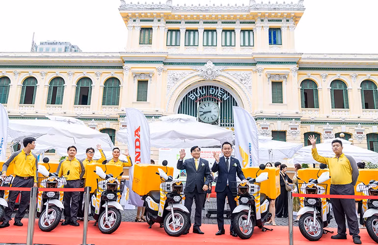 Ông Nguyễn Hải Thanh - thành viên Hội đồng Thành viên, Tổng công ty Bưu điện Việt Nam và ông Koji Sugita - Tổng Giám đốc Công ty Honda Việt Nam thực hiện nghi thức bàn giao xe. (Ảnh: VNPost)