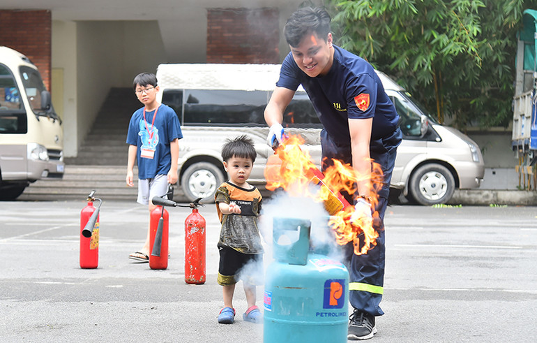 Hướng dẫn kỹ năng phòng cháy, chữa cháy cho trẻ em. (Ảnh THỦY NGUYÊN) Hướng dẫn kỹ năng phòng cháy, chữa cháy cho trẻ em. (Ảnh THỦY NGUYÊN)