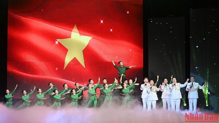 Tiết mục nghệ thuật chào mừng Lễ kỷ niệm.