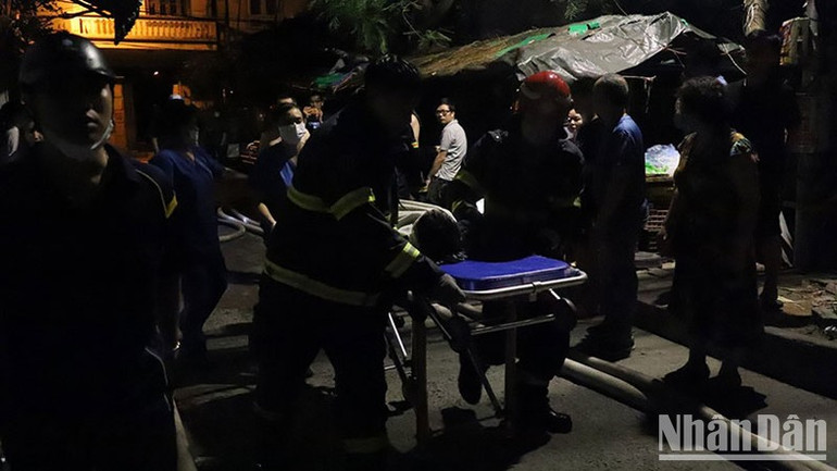 Đưa các nạn nhân đi cấp cứu. (Ảnh: Thành Đạt).