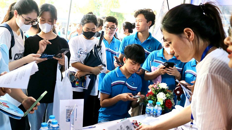 Chia sẻ thông tin về nghề nghiệp tại các ngày hội, chương trình tư vấn, giới thiệu việc làm của Đoàn Thanh niên các cấp triển khai. (Ảnh: Trung ương Đoàn cung cấp)