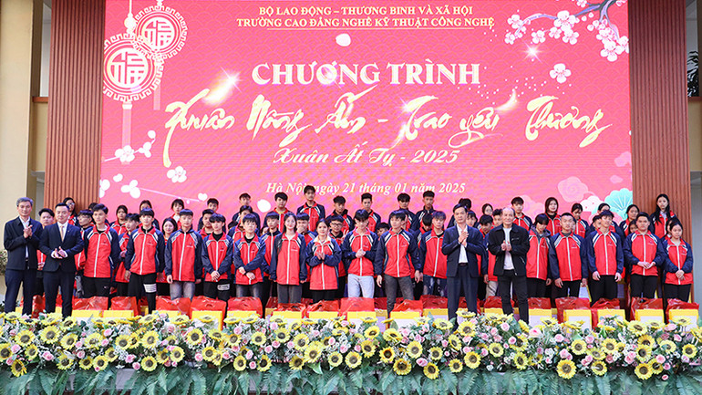 Ngày 21/1/2025, Trường Cao đẳng nghề Kỹ thuật công nghệ (Bộ Lao động-Thương binh và Xã hội) tổ chức trao quà Tết tới các học sinh,sinh viên có hoàn cảnh khó khăn. (Ảnh: Molisa)
