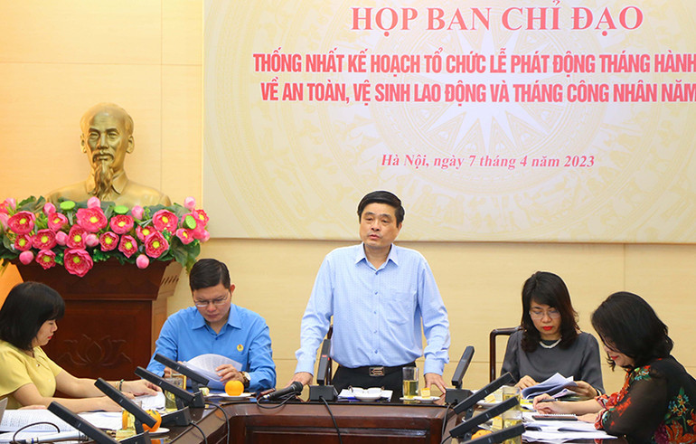 Đại diện Cục An toàn lao động chia sẻ thông tin tại buổi họp báo. (Ảnh: Giáp Tống)