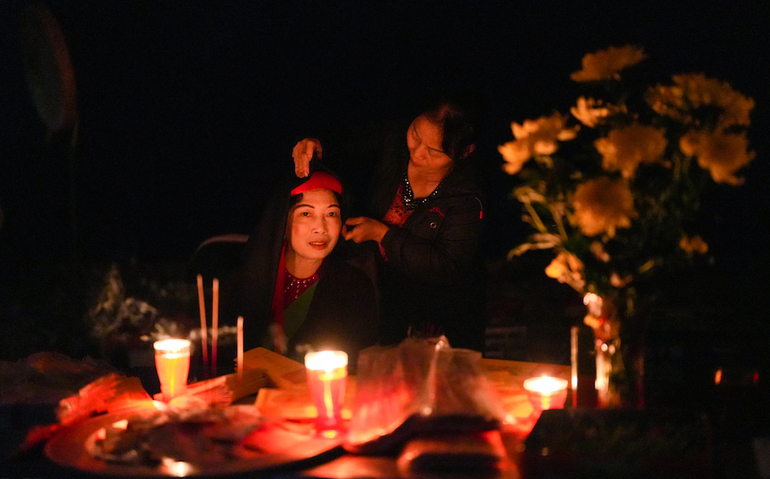 Chợ không sử dụng một số ngọn nến bé để soi hàng. Chợ cũng có những quy định bất thành văn như những người đi chợ không nói cười ồn ào, làm mất đi sự tôn nghiêm của không gian trong chợ.