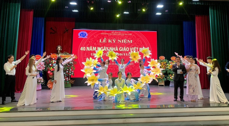 Tiết mục văn nghệ do sinh viên thực hiện để chúc mừng thầy cô.