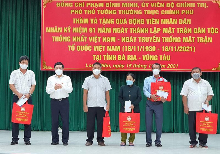 Phó Thủ tướng Phạm Bình Minh tặng quà các hộ gia đình nhân Ngày hội Đại đoàn kết toàn dân tại Bà Rịa-Vũng Tàu -0