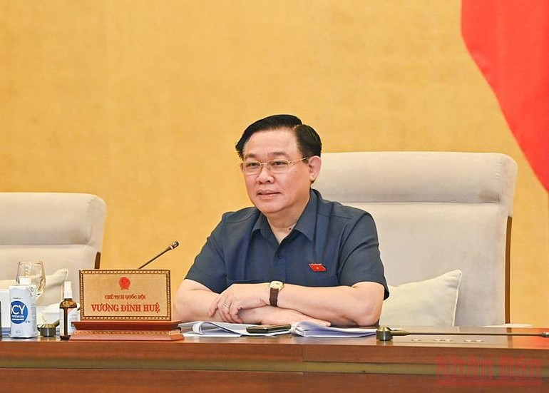 Chủ tịch Quốc hội Vương Đình Huệ chủ trì phiên họp. (Ảnh: DUY LINH) Thông qua Nghị quyết giảm kịch khung thuế bảo vệ môi trường đối với xăng, dầu, mỡ nhờn -0