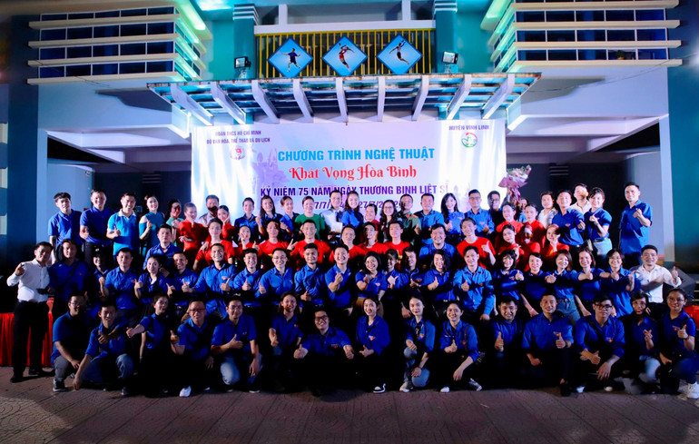 Đoàn viên, thanh niên các đơn vị tham gia tổ chức chương trình nghệ thuật “Khát vọng hòa bình”.