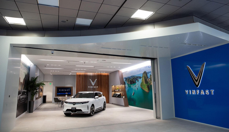 VinFast Store tại Santa Monica rộng hơn 300 m2, là nơi trưng bày, giới thiệu và bán các dòng sản phẩm ô-tô điện VinFast trực tiếp tới khách hàng Mỹ.