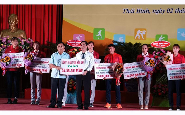Đại diện các doanh nghiệp trao thưởng cho vận động viên, huấn luyện viên đạt thành tích tại Seagames 31. Hơn 1,5 tỷ đồng trao thưởng cho vận động viên, huấn luyện viên Thái Bình đạt thành tích tại Seagames 31 -0