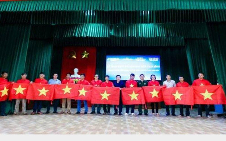 Các ngư dân tại tỉnh Thái Bình nhận cờ Tổ quốc. Tặng 10.000 lá cờ Tổ quốc cho ngư dân tỉnh Thái Bình -0