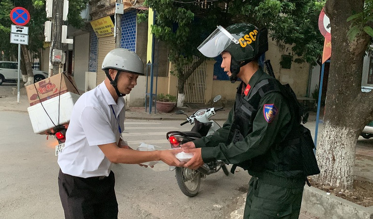 Chiến sĩ cảnh sát cơ động nhận các suất ăn sáng do cán bộ, chiến sĩ Công an tỉnh Điện Biên gửi tặng.