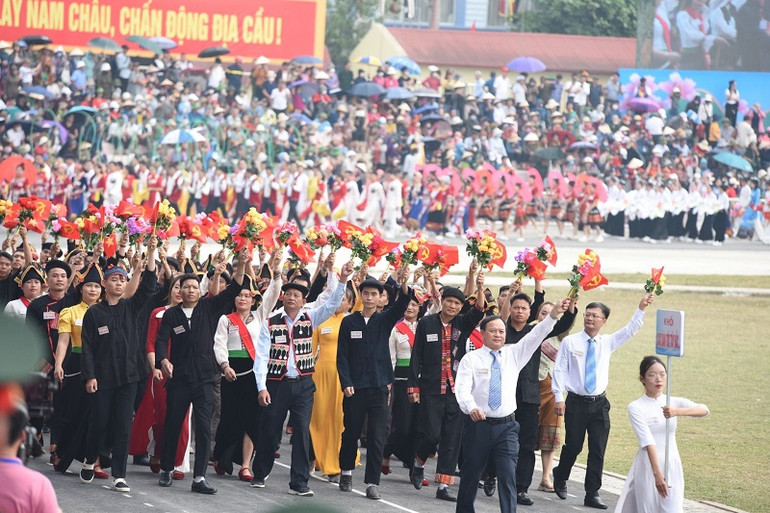 Khối nhân dân các dân tộc Tây Bắc diễu hành qua lễ đài. Khối nhân dân các dân tộc Tây Bắc diễu hành qua lễ đài.