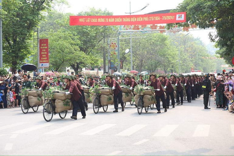 Khối xe đạp thồ diễu hành qua các tuyến phố trong thành phố Điện Biên Phủ. Khối xe đạp thồ diễu hành qua các tuyến phố trong thành phố Điện Biên Phủ.