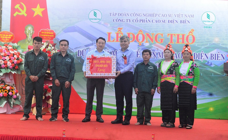 Đồng chí Lò Văn Tiến, Phó Chủ tịch Ủy ban nhân dân tỉnh Điện Biên tặng quà cán bộ, công nhân nông trường cao-su Điện Biên.
